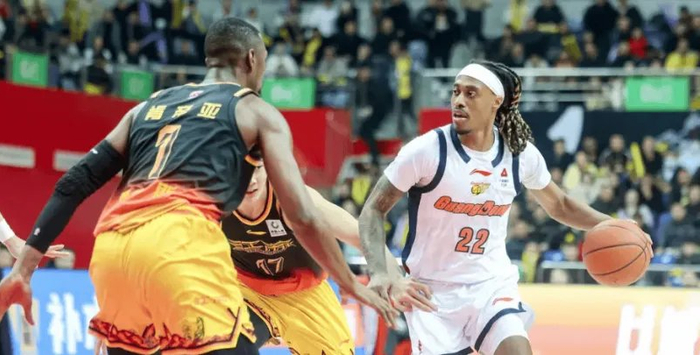 广东大胜四川引质疑：杜锋用人策略遭热议